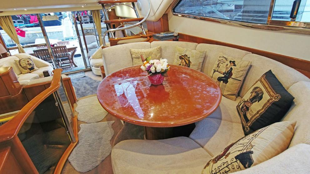 Salon of the motor yacht Queen Of Angel picture 2