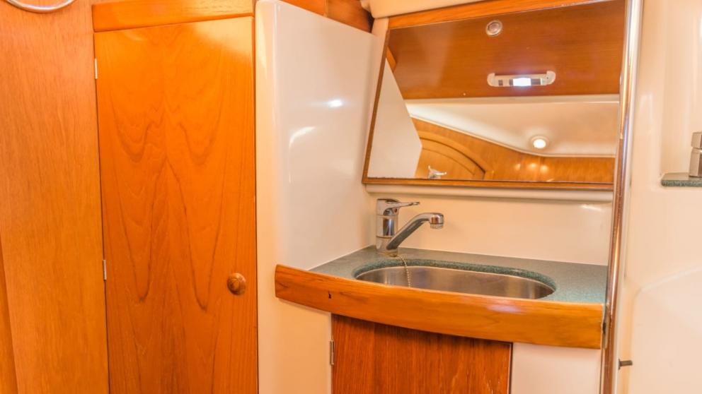 Guest bathroom of the sailing yacht Conformista