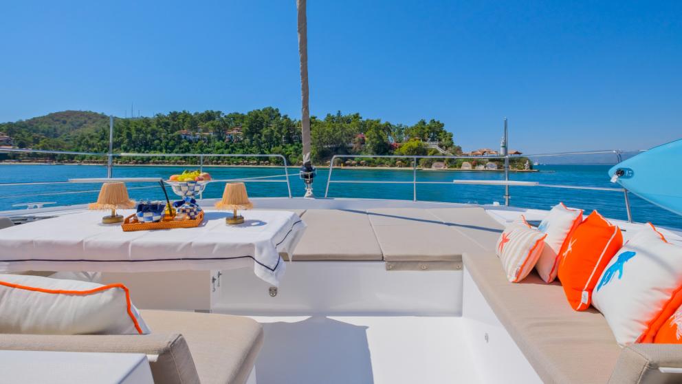 The spacious and luxurious seating area of the catamaran welcomes its guests in the best way.