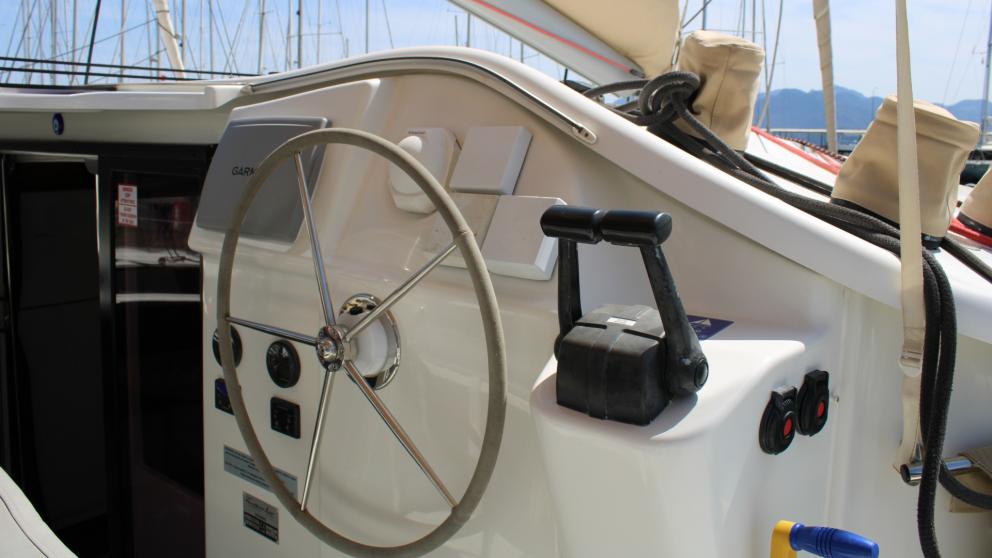 Throttle and chrome steering wheel of a twin-engine catamaran