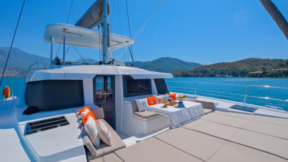 The catamaran's comfortable sunbathing lawn offers guests the opportunity to get a good tan.