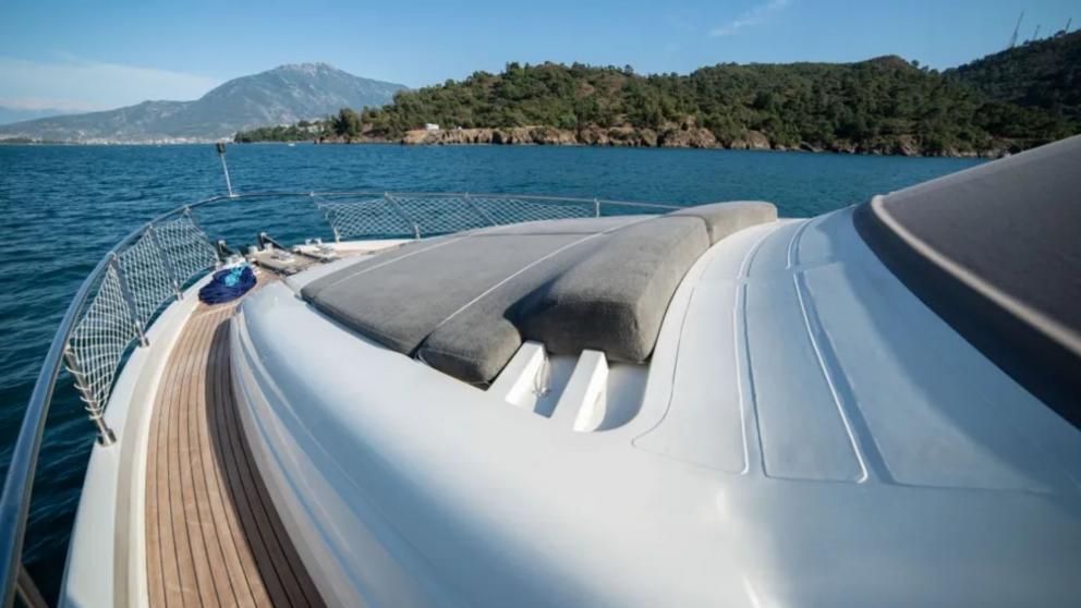 Зона для принятия солнечных ванн на передней палубе моторной яхты Hurrem