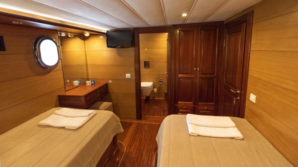 Beş kabinli geleneksel bir Türk guletinde özel banyolu şık bir şekilde döşenmiş çift kişilik kabin.