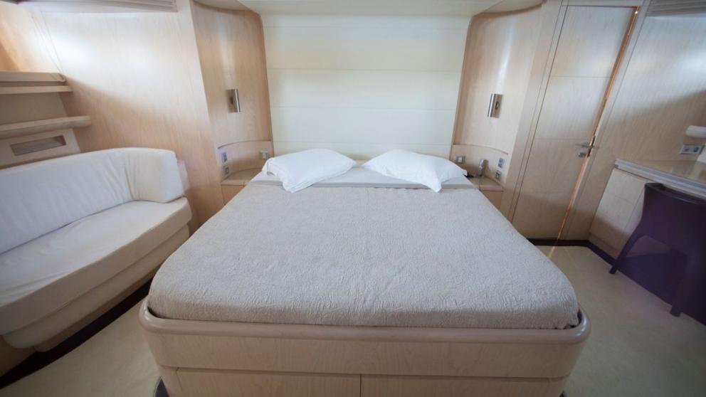 Lüks motor yat Princess L'nin iki kişilik kabini resim 3