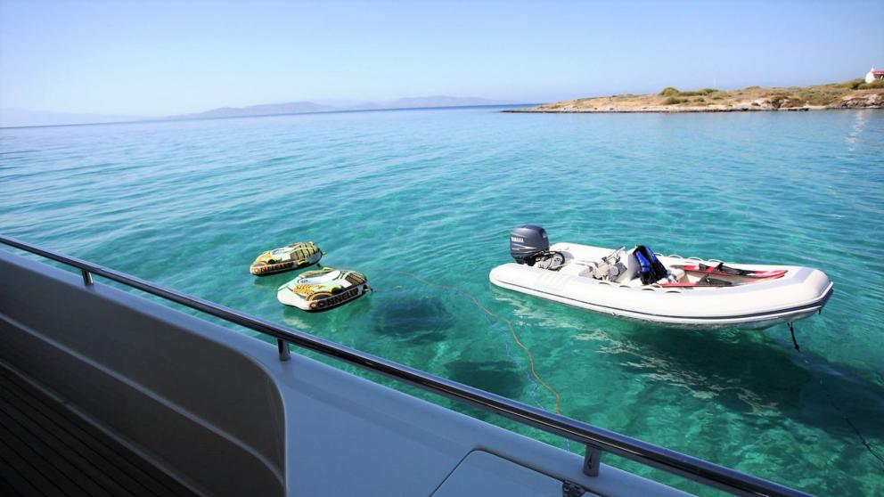 Водная игрушка и моторная лодка роскошной моторной яхты Kentavros 2