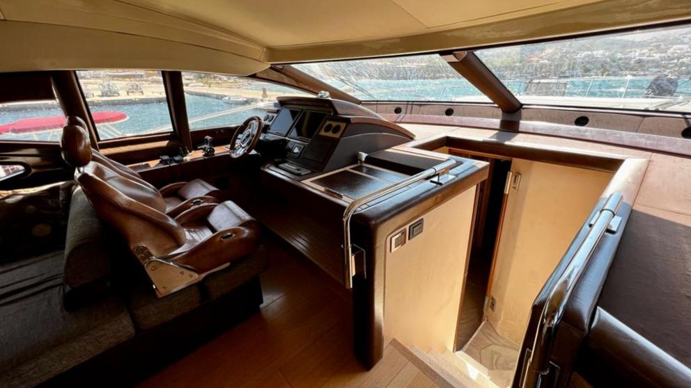 The wheelhouse of motor yacht D&G