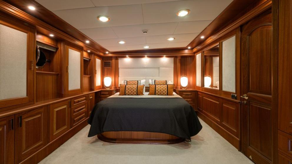 Kaptan Kadir guletinde geniş yatak odası. Ahşap duvarları ve büyük bir yatağı görebilirsiniz.