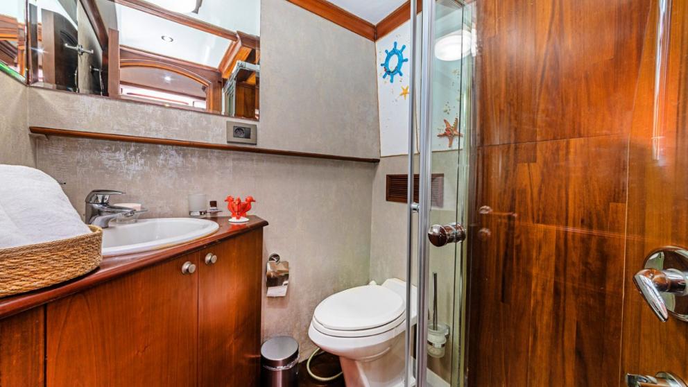 The spacious toilet of the sailing gulets offers guests a hygienic atmosphere.