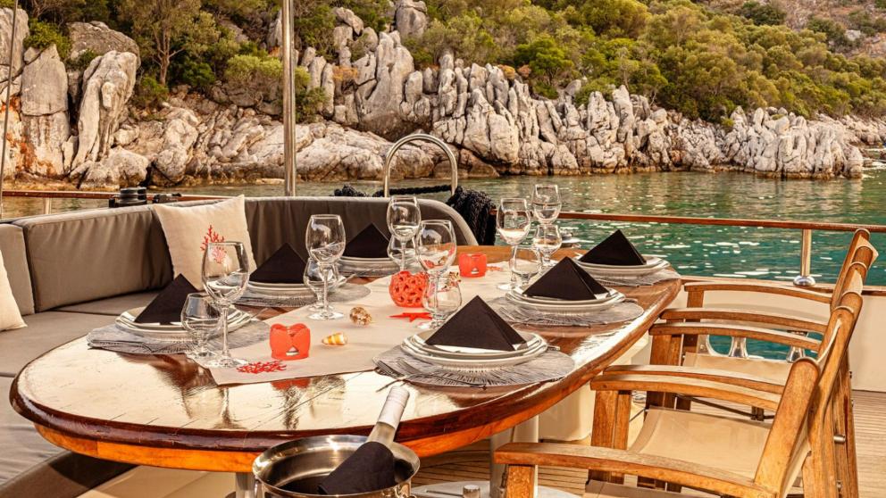 The deck of the sailing gulets with sea view offers guests a pleasant dining area.