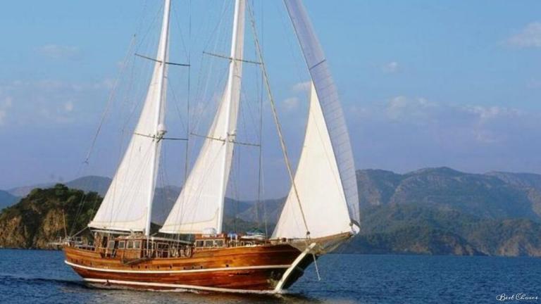 Luxury gulet Hayalim D at sea with sails raised