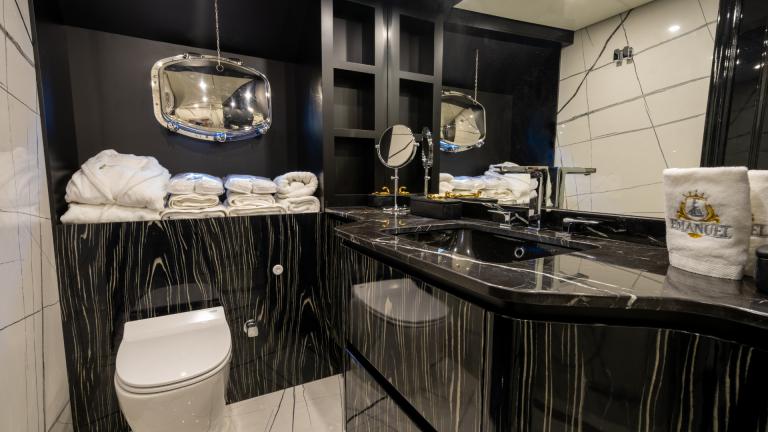 Das stilvolle Badezimmer der Gulet Emanuel. Handtücher, Spiegel und Toilette