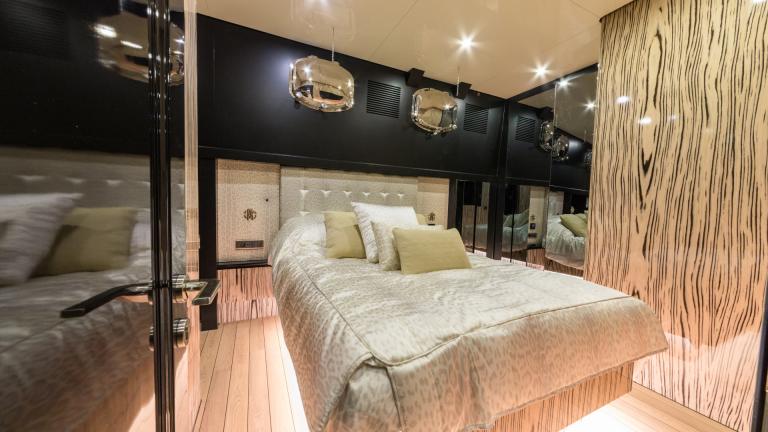 Emanuels schickes beigefarbenes Gulet-Schlafzimmer mit einem Doppelbett