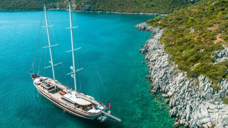 Kaptan Kadir Luxus-Gulet mit gesenkten Segeln in einer azurblauen Bucht