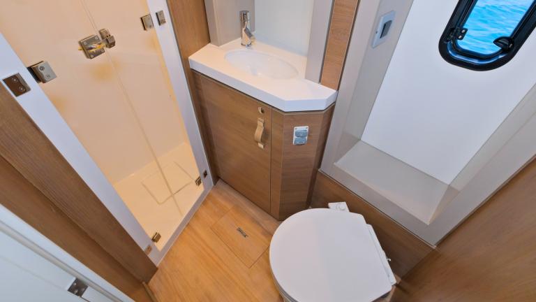 The catamaran's compact washbasin provide all the necessary hygiene conditions.