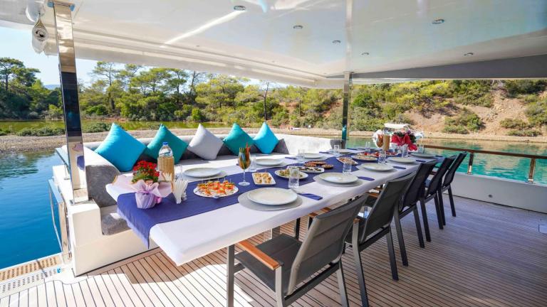 Dining and seating area on the aft deck of the motor yacht Çınar Yıldızı