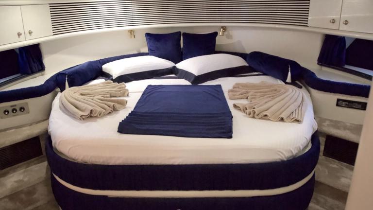 Guest cabin of motor yacht Aurora image 1