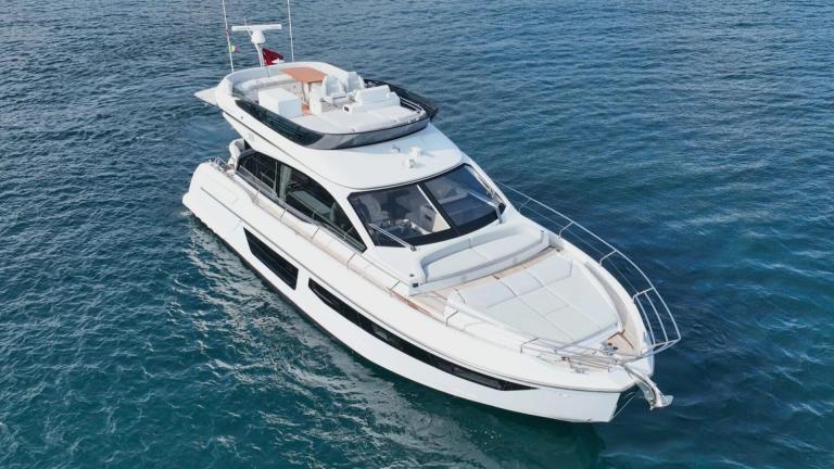 Sleek and stylish, Leeloo offers a premium yachting experience in the Adriatic.
