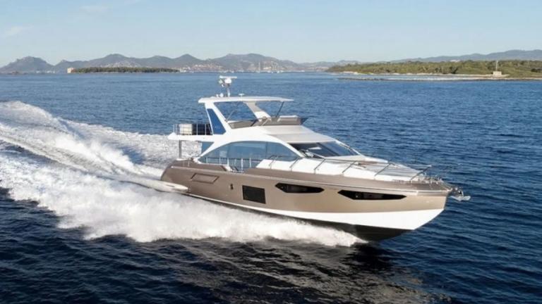 Моторная яхта Azimut 60 Aluminia идет в море у Кастелы с комфортом и скоростью.