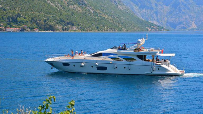 Die Motoryacht Leonardo fährt bei sonnigem Wetter vor Portonovi. Yachtcharter für exklusive Erlebnisse.