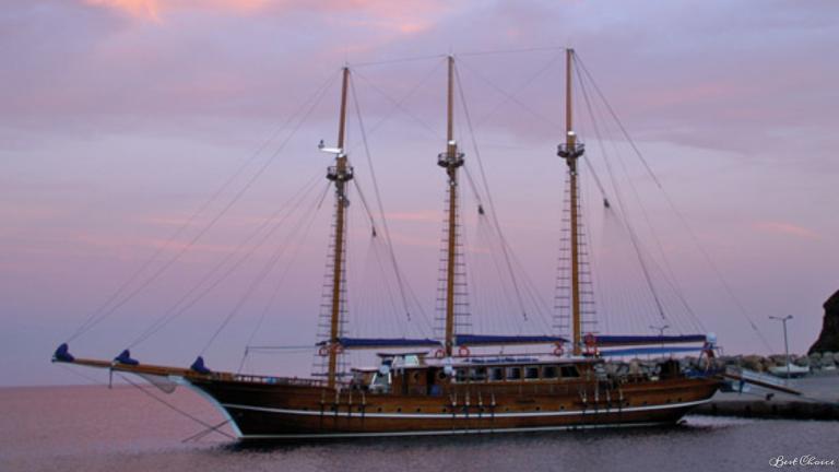 Gulet mit 8 Kabinen im Hafen von Marmaris bei Sonnenuntergang.