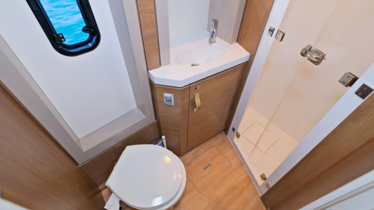 The washbasin of the catamaran with sea view offers the possibility to spend pleasant moments inside.