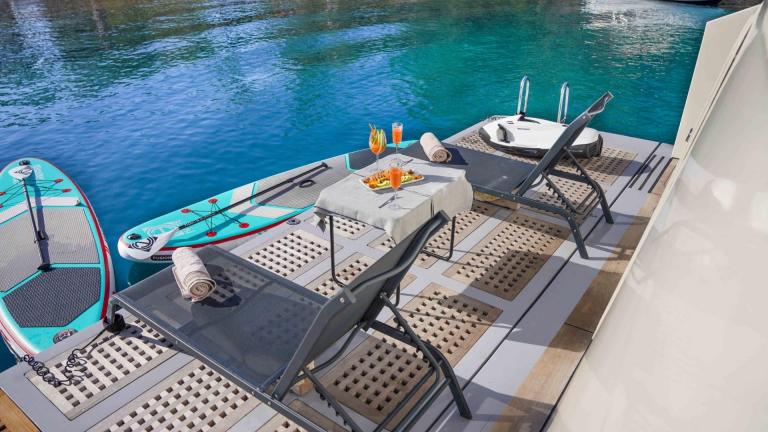 Motor yacht Çınar Yıldızı's aft sunbathing area
