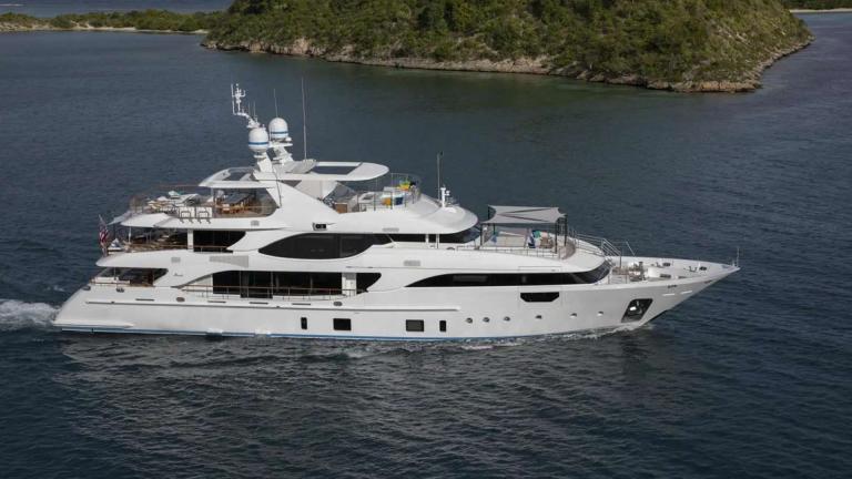 Benetti S motoryat, açık denizde seyir halindeyken yan taraftan çekilmiş bir görüntüsü.