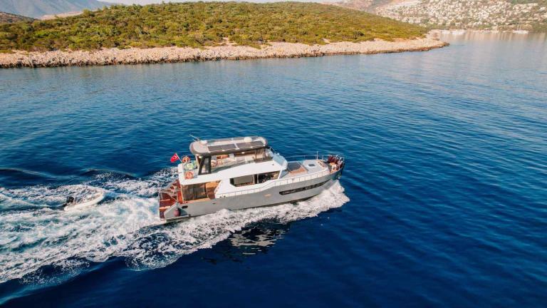 Die Motoryacht Berre Lal fährt vor Bodrum und ist ideal für einen privaten Yachturlaub.