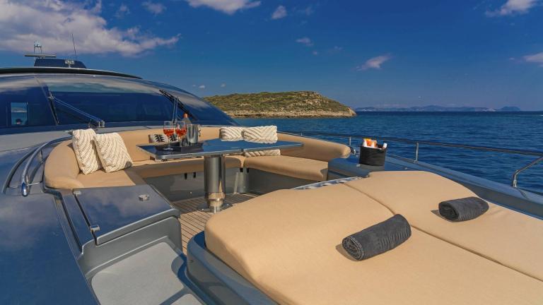 Guest sunbathing area on Motoryacht Whatever