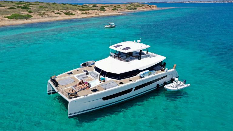 Katamaran Alena vor Anker im türkisfarbenen Wasser, ideal für Charter mit Skipper bis zu 8 Personen.