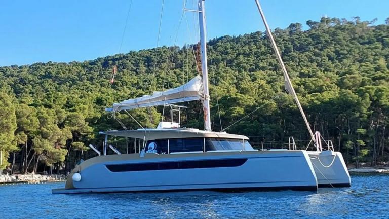 Split açıklarında Gold isimli Luna 49 katamaranın şık beyaz gövdesi, kırmızı şeritli güvertesi ve geniş cam pencereleriy