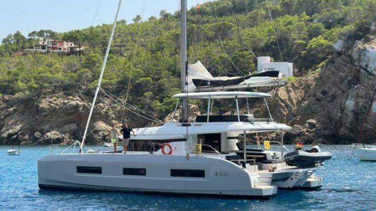 Lagoon 55 model TriWing Carida, Kastela açıklarında lüks bir seyir deneyimi sunar. Geniş güvertesiyle dikkat çeker.
