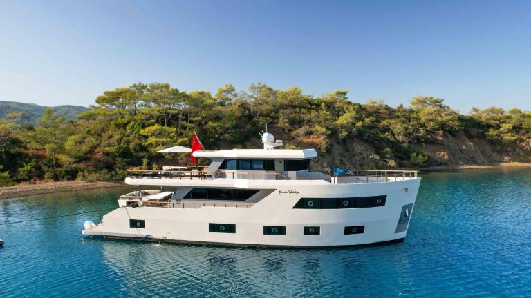 Exterior view of the luxury motor yacht Çınar Yıldızı image 1