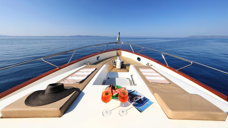 Гостевая зона для принятия солнечных ванн на носовой палубе моторной яхты Custom Blanka фото 1