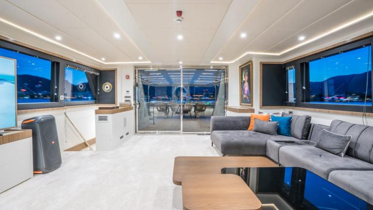 Luxury motor yacht Deep Water's salon picture 1