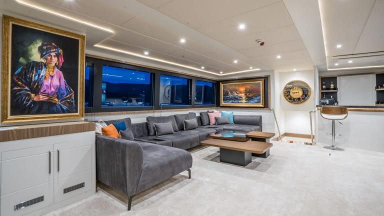 Luxury motor yacht Deep Water's salon picture 2