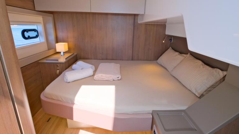 The catamaran's cabin is equipped with a night light that creates a pleasant reading environment at night.