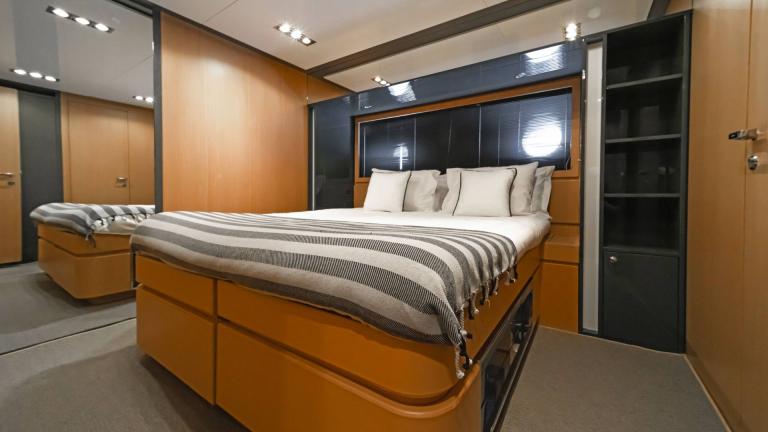 Motoryacht Whatever's luxurious double guest cabin