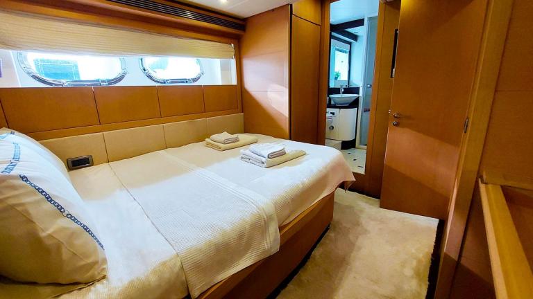 Guest cabin for two on the motor yacht My Way