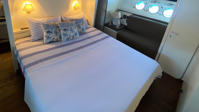 You can watch the sea while you fall asleep in the room with the motor yacht window.