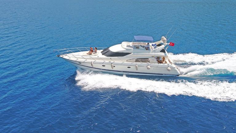 Luxury motor yacht Dream of Angel cruising picture 1