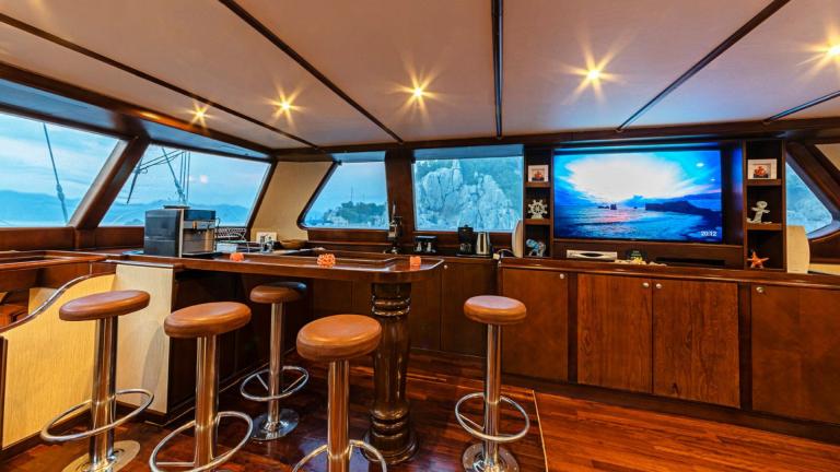 Sailing Gulet offers a space designed in coffee tones where guests can travel in comfort.
