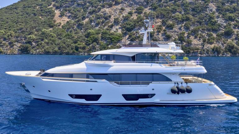 Ferretti Navetta 28 Milena на якоре у берегов Гёдже. Идеальный выбор для синего круиза.