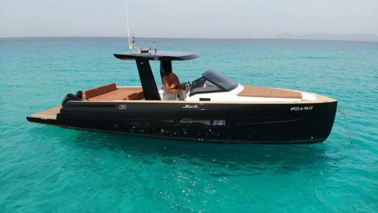 Ibiza açıklarında demirli modern Martone motoryat, günlük yat kiralama için şık bir seçenektir.