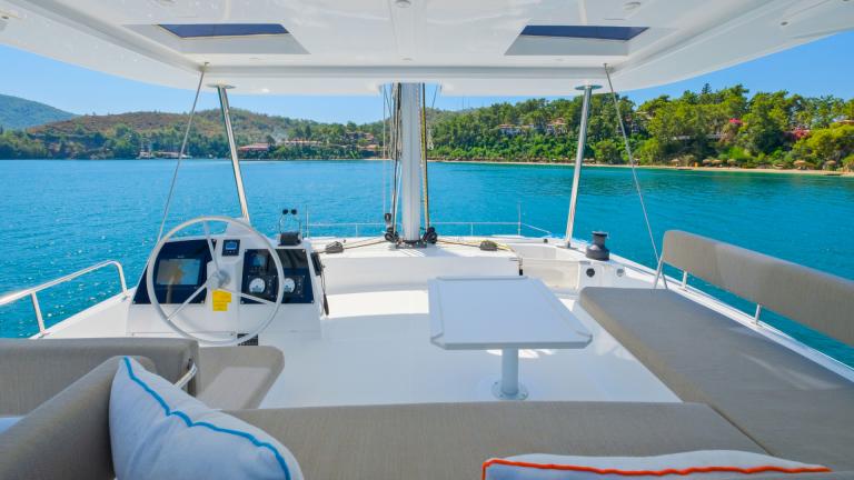 The spacious steering position of the catamaran allows for easy handling.