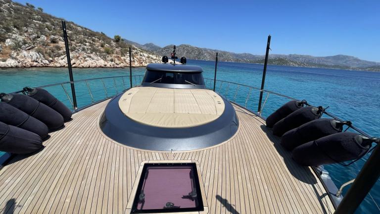 Зона для принятия солнечных ванн на палубе 1 роскошной моторной яхты Fundamental