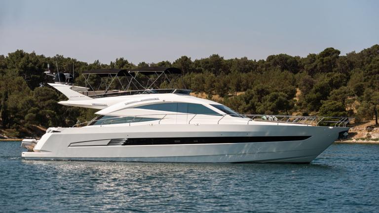 Le Chiffre – elegante, moderne Motoryacht unterwegs in den Buchten von Šibenik.