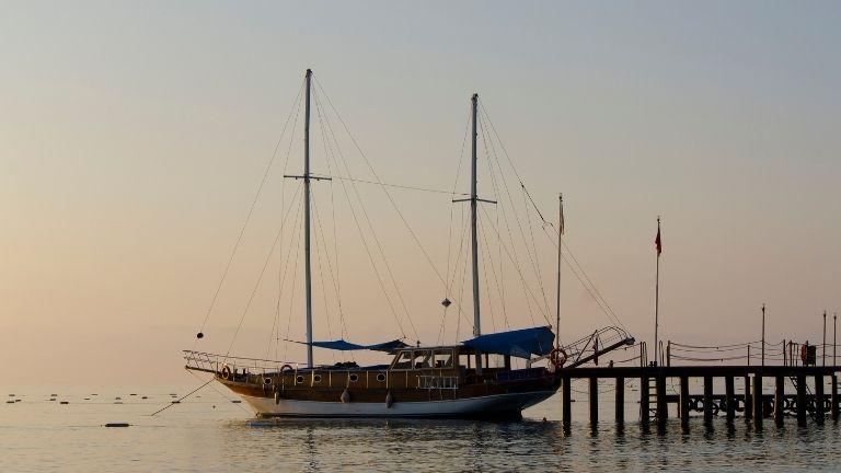 Am Ende des Tages legt eine große Yacht an der Anlegestelle an.