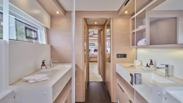 Luxury guest bathroom on the Catamaran Jewel picture 1