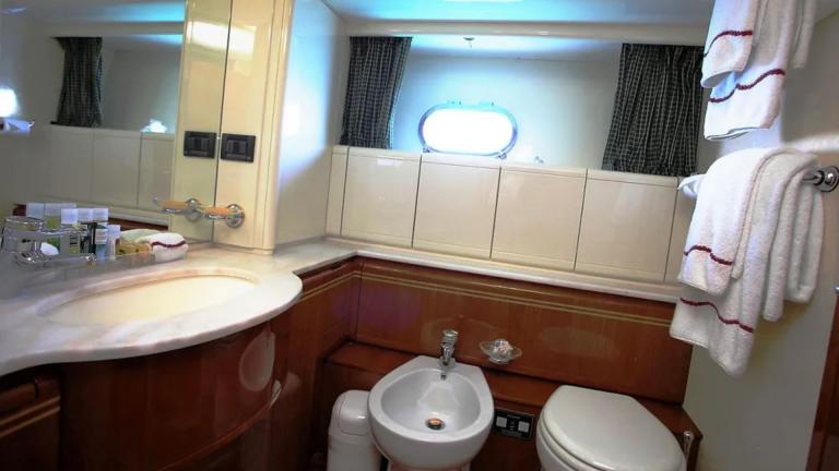 Гостевая ванная комната роскошной моторной яхты Kentavros 2 фото 1